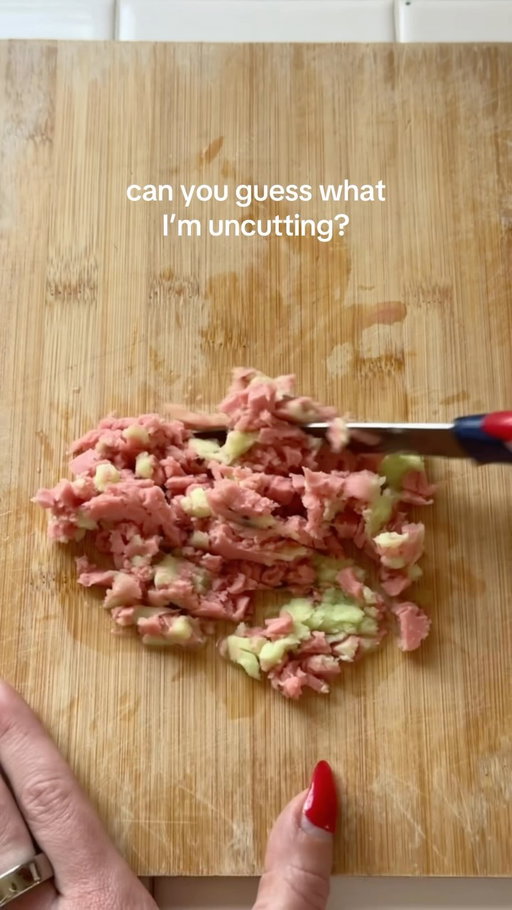 difficulty level: medium 👀

#uncutting #guessinggame #frollies #foodasmr #cuttingboard