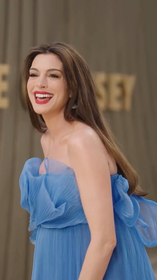 #AnneHathaway laughs after photographers ask her to stand sideways on the #TheOdyssey red carpet, joking, “When you ask like that, of course.”

Hathaway, who recently revealed she’s pregnant in an Instagram video, has been proudly showing off her baby bump during the movie’s press tour. 

(Getty)