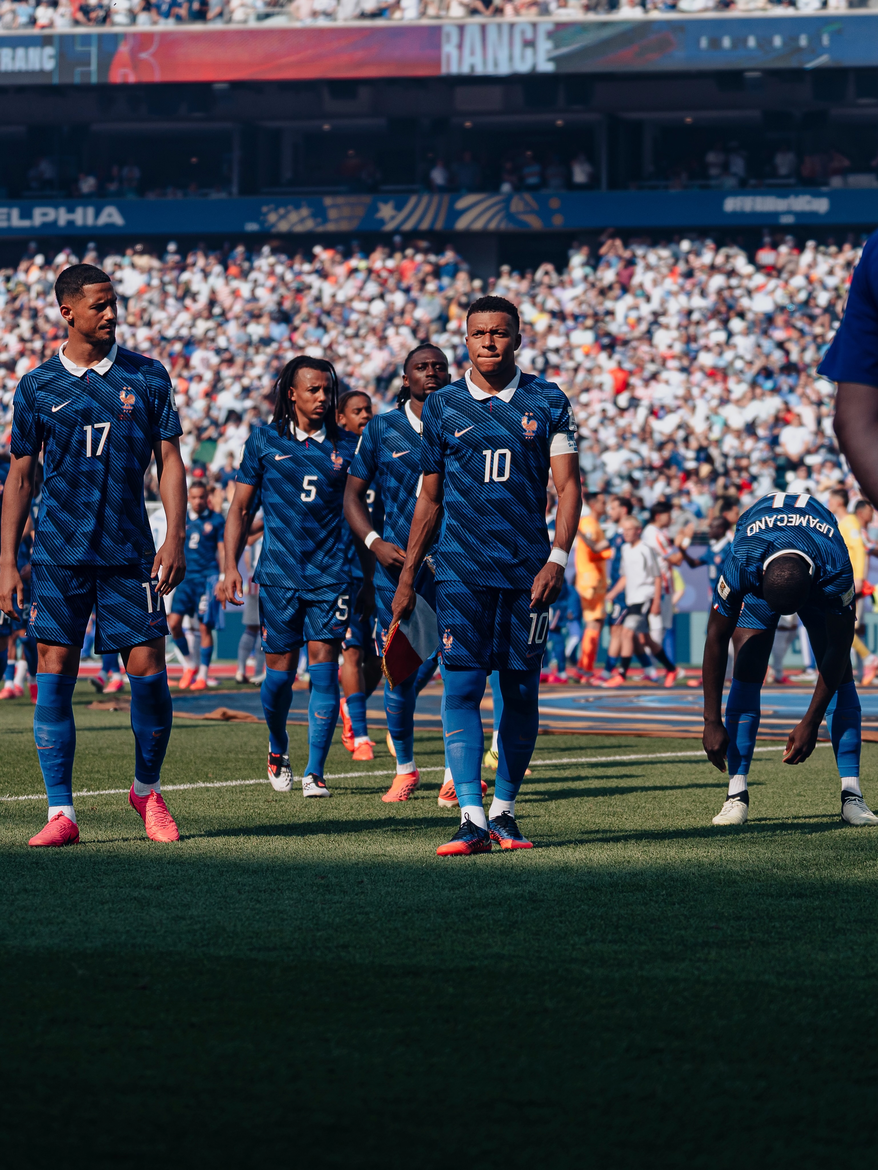 COMMUNIQUÉ DE LA FFF :

Les propos racistes de la Sénatrice paraguayenne Celeste Amarilla visant Kylian Mbappé sont totalement abjects et inacceptables. Comment peut-on tenir un tel discours ? Ces propos sont délictueux et condamnables. Ils doivent être poursuivis ici comme ailleurs. La FFF procède à un signalement au parquet à des fins de poursuite judiciaire.

La Fédération apporte son entier soutien à son capitaine, ses joueurs et plus généralement à toutes les victimes de tels propos odieux. Plus que jamais la FFF entend lutter contre le racisme et toute forme de discriminations. Ces propos déshonorent ceux qui les tiennent et ceux qui les diffusent. Les joueurs de l’Équipe de France représentent la France, c’est notre pays qui est insulté.