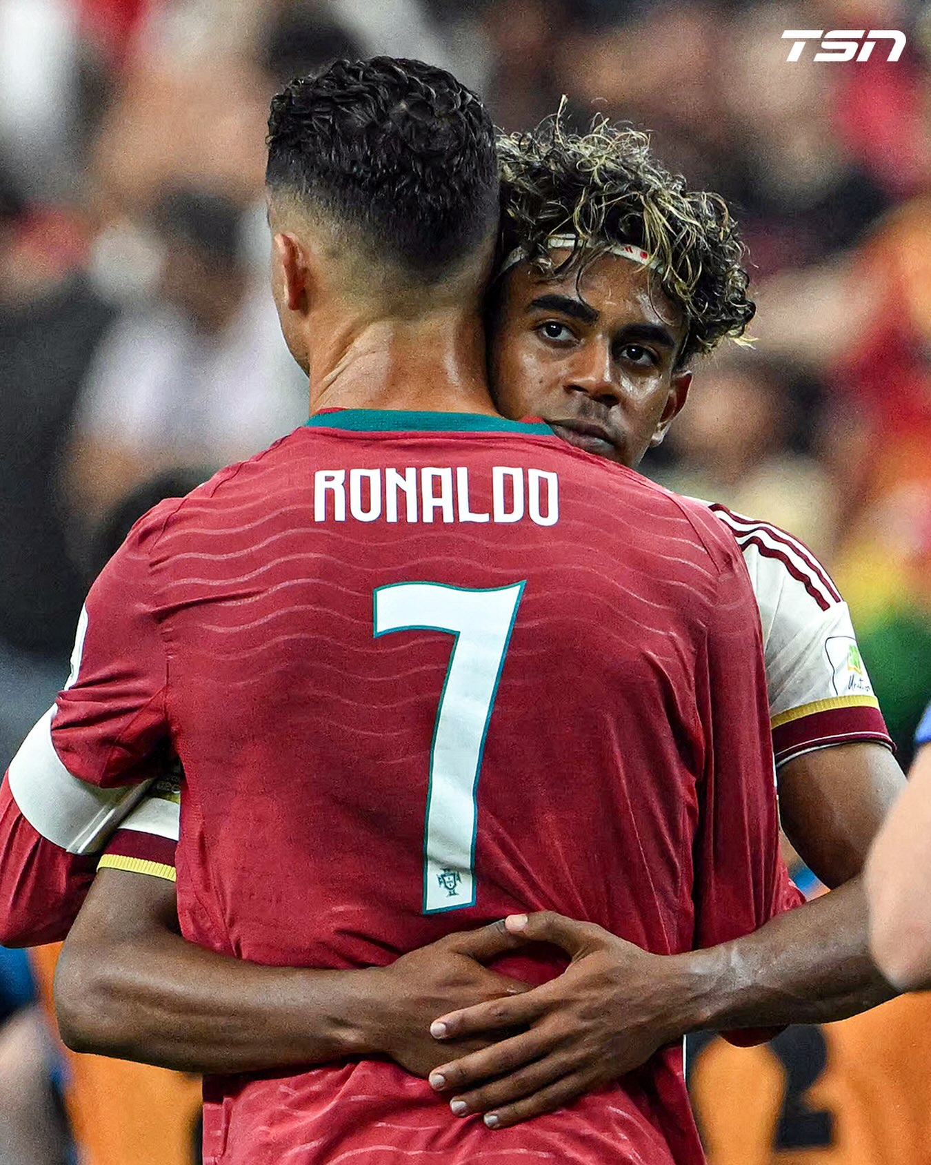 Lamine Yamal embraces Cristiano Ronaldo after his World Cup career comes to a close💔😢 #FIFAWorldCup