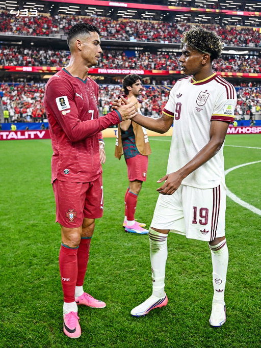 𝐑𝐄𝐒𝐏𝐄𝐂𝐓, 𝐋𝐀𝐌𝐈𝐍𝐄 𝐘𝐀𝐌𝐀𝐋 ❤️

After the final whistle, he went straight over to Cristiano Ronaldo to console him.

That is absolute class. 👏