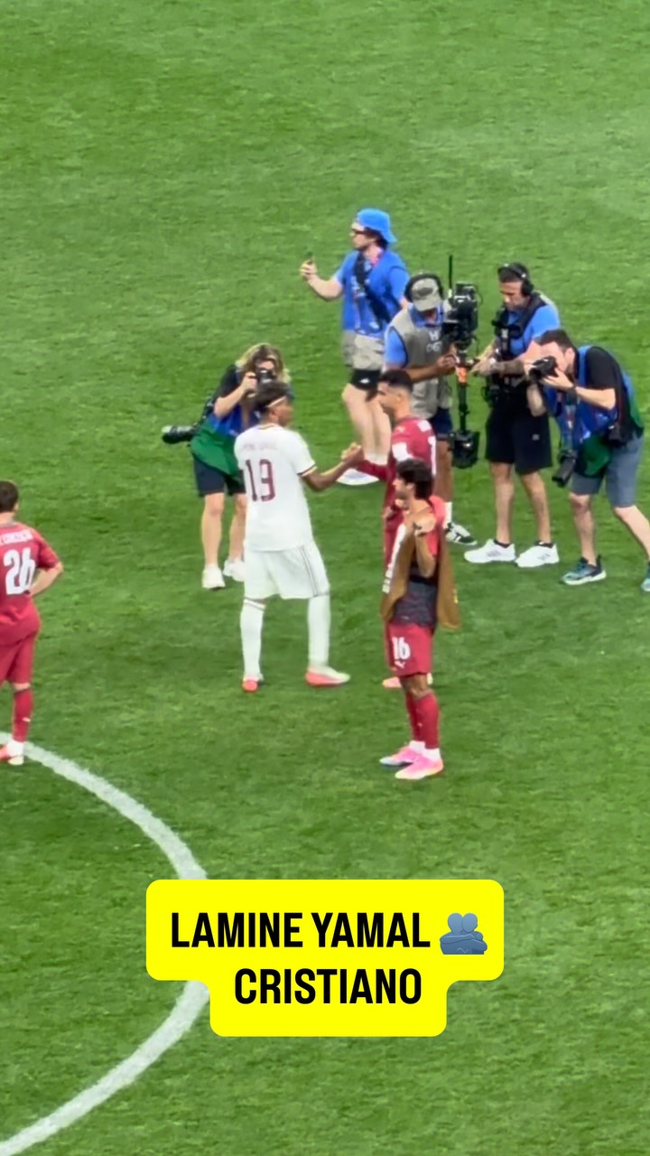 Class recognize class 🫡👏

Lamine Yamal, who played his first World Cup, went over to console Cristiano Ronaldo, who played his last. 🥺

Old generation and new generation. But most of all: respect for each other. 🤝

Two class players. 👏