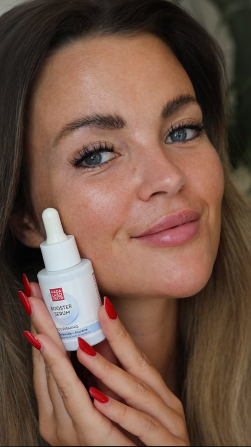reklám | 🇭🇺 A japán skincare mindig közel állt hozzám, ezért külön örülök, hogy végre megérkeztek a @hadalabotokyo_hungary új Booster Szérumai. 🤍
5-féle hialuronsav, célzott hatóanyagok és minden bőrigényre egy külön megoldás – legyen szó ragyogásról, hidratálásról vagy a bőrbarrier erősítéséről.
Nálam már a napi rutin részei lettek, most elsősorban a bőrtextúra javítás és pigmentfolt kezelés/egysegesítes terén. Ti melyiket próbálnátok ki először? 🫶🏼
#HadaLaboTokyo #BoosterSerum #SkincareRoutine #GlowSkin 

🇬🇧Japanese skincare has always been one of my favorites, so I’m so excited that the new Hada Labo Tokyo Booster Serums are finally here. 🤍
With 5 types of hyaluronic acid and targeted active ingredients, there’s a serum for every skin concern—from glow and hydration to strengthening the skin barrier.
They’ve already become part of my daily routine.