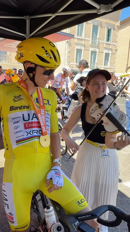 🎻 Concert privé pour le Maillot Jaune ! 💛

#TDF2026 #MaillotJauneLCL