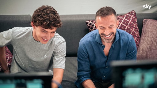 Tra i nuovi vicini c’è già una bella intesa 🎬 🙌 
@kimi.antonelli sarà il nuovo testimonial Sky insieme ad @alessandrodelpiero. 

#SkyWhatsNext