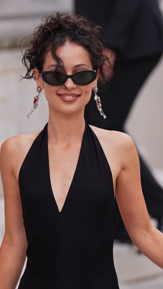 Alexa Demie at the Chanel Haute Couture show... I'm working. I'm LISTENING. ⁠
⁠
Video: Getty #AlexaDemie