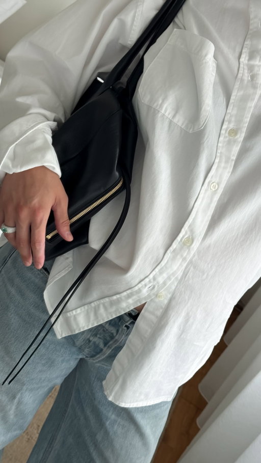 A white shirt and blue jeans are always a good idea.

Shirt @everyotherthursday 
Jeans @citizensofhumanity 
Bag @frenzlauer 
Sandals @shopsleepers 
Ring @farro_jewellery