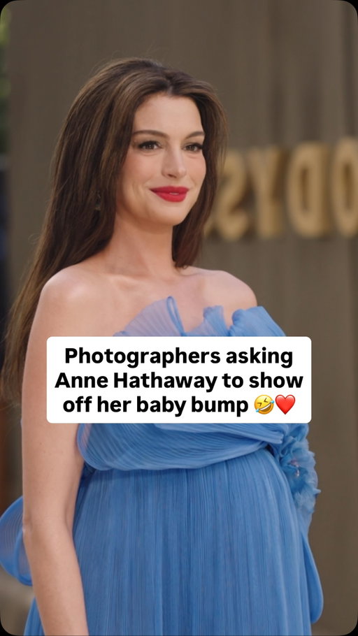 On the red carpet for her film ‘The Odyssey,’ Anne Hathaway humorously complied with a photographer’s request to stand sideways to showcase her baby bump.

The actress, who recently announced her pregnancy via Instagram, has been actively highlighting her pregnancy during the film’s press tour.

Fans and onlookers have praised her grace, humor, and genuine attitude during these public appearances. ❤️