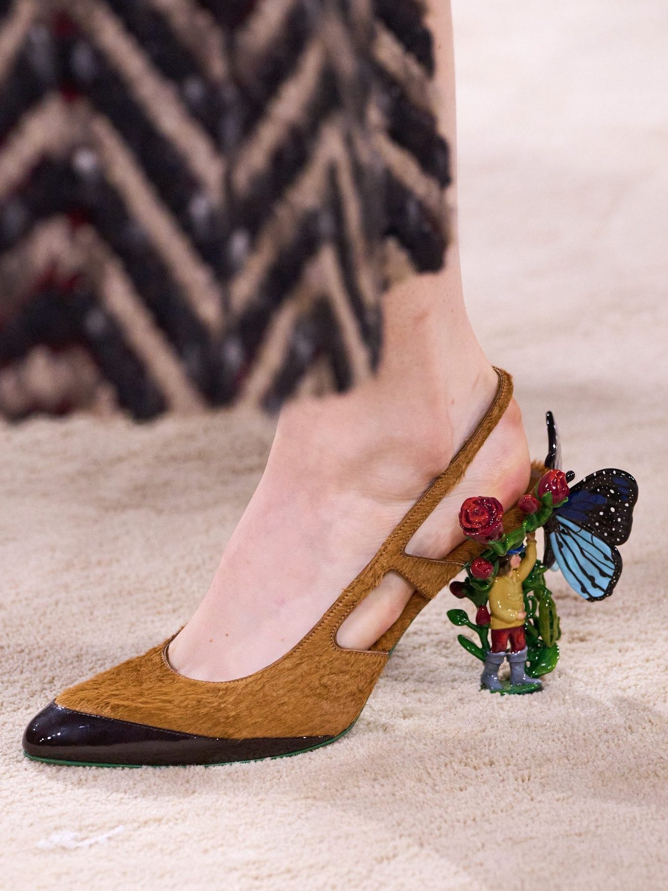 Butterflies, pea pods, and golden eggs—@matthieu_blazy’s F/W 26 Haute Couture @chanelofficial shoe collection is a whimsical dream.
photos: launchmetrics