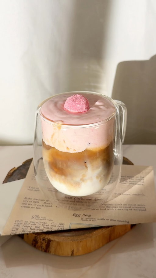 Strawberry Cream Latte 🍓☕️ 

Strawberry Cream
- 30 ml cream
- 30 ml cold milk
- 10-15g strawberry puree 
- 1 tsp sugar (optional)

#strawberry #strawberrylatte #icedcoffee #coffee #homecafe 
recipe • aesthetic • strawberry drink • drink • viral • video • cafe • iced latte