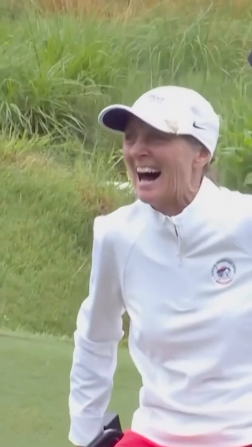 She couldn’t believe it! A perfectly-played pitch from Annie Hayes 👌