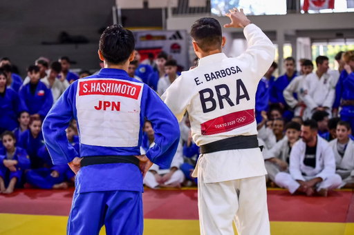 O Kangueiko de Aguaí 2026 foi um verdadeiro sucesso.

Deu tudo certo.
E o mais importante: todo mundo saiu feliz, satisfeito e realizado.

Foi um evento grandioso, histórico e inesquecível.
Recebemos cerca de 450 atletas, representantes de mais de 5 países e participantes de diversos estados do Brasil inteiro.
O evento tomou uma proporção enorme e, sem dúvida, entrou para a história.

Foi algo inédito.
Foi algo grande.
Foi algo que marcou a vida de muita gente.

Foi realmente um evento onde todos saíram com a sensação de que viveram algo especial.

Eu fico muito feliz, honrado e realizado por ter sido o responsável por conseguir trazer Soichi Hashimoto e Christa Deguchi para o Brasil.
Através da minha pessoa, da confiança deles em mim e da nossa equipe de Aguaí, conseguimos proporcionar uma experiência única para os atletas brasileiros, principalmente para as crianças.

E isso talvez seja uma das coisas mais bonitas de tudo:
levar sonho, inspiração e referência para as novas gerações.

Sou muito grato por tudo isso.

Quero fazer um agradecimento muito especial aos organizadores principais desse grande evento:
Diego, Danilo e Marcelo.
Junto comigo, fomos nós quatro o coração desse projeto.
Foram meses de trabalho, dedicação, reuniões, correria, responsabilidade e entrega total para que tudo acontecesse da melhor maneira possível.

Também quero agradecer de forma especial ao Sensei Carlos e à Amanda, por todo o suporte fundamental nos bastidores.
O Sensei Carlos foi muito importante no dia a dia do evento, e a Amanda também foi fundamental em toda a parte de tradução e em todo o suporte que deu durante o Kangueiko.

E também deixo meu agradecimento a todas as pessoas que contribuíram nos bastidores, de alguma forma, para que esse evento acontecesse com esse nível.

Meu muito obrigado também ao Hashimoto e à Deguchi, por acreditarem em mim, acreditarem na nossa equipe de Aguaí e aceitarem vir ao Brasil.
Fico muito feliz e honrado por essa confiança.

Saímos com o coração cheio.
Com a sensação de dever cumprido.
E com a certeza de que fizemos história.
Obrigado, Aguaí.
Obrigado a todos que fizeram parte disso.
O Kangueiko de Aguaí 2026 ficará marcado para sempre...