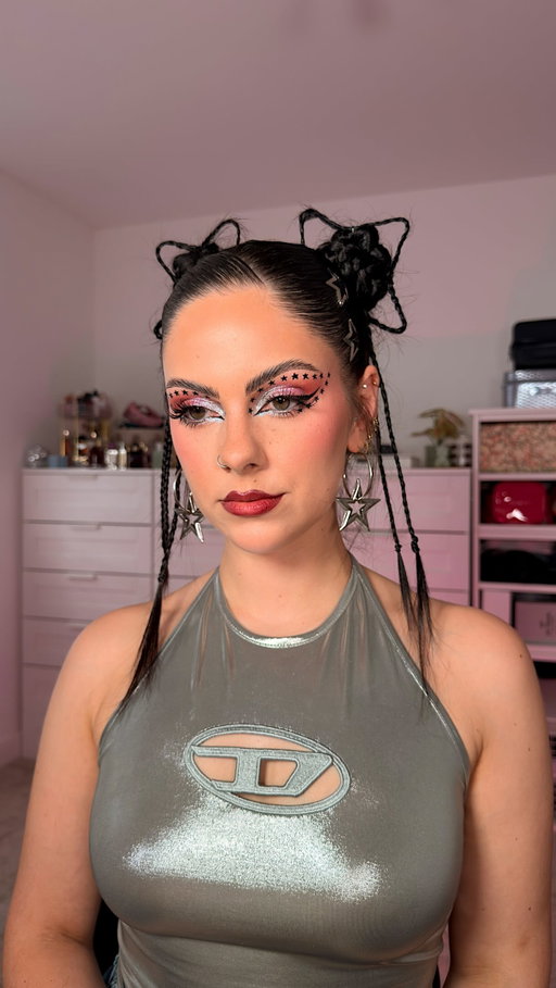 As soon as I scrolled past this hairstyle on Pinterest, I knew I had to try it ⭐️ It turned out so good! 

What do you think? 

products: 
mousse @lorealpro 
comb @mykitsch 
glued edges @got2b 
hairspray @tresemmeuk 
slick brush @gripphair 

#festivalhairstyle #starhair #hairtutorial #pinteresthair 
Festival hair | hairstyle ideas | creative hair | cute hairstyles