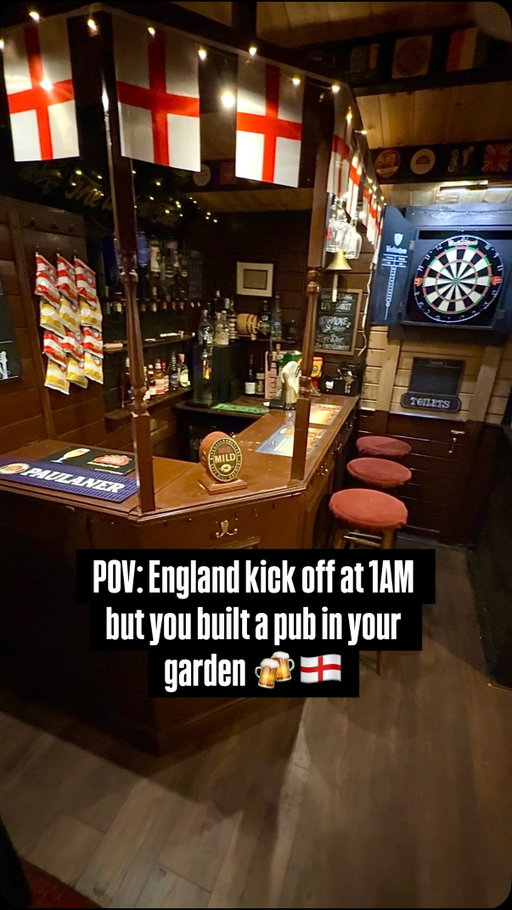 Watching England at 1AM in my VERY local pub 😂🙌🍻🏴󠁧󠁢󠁥󠁮󠁧󠁿 #england #worldcup #pub #football #beer