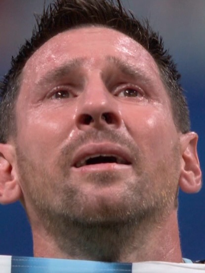 Lionel Messi breaks down 𝒊𝒏 𝒕𝒆𝒂𝒓𝒔.. 🥺☝🏼

..he’s really 𝒅𝒐𝒏𝒆 𝒊𝒕 𝒂𝒈𝒂𝒊𝒏. 👑