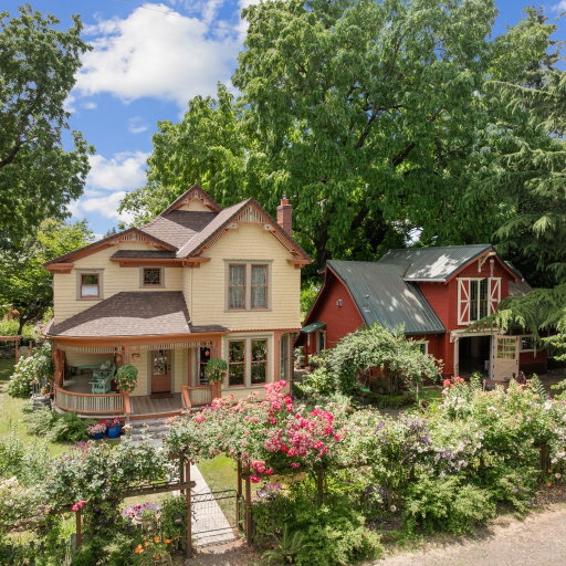 THOUGHT this was a charming 1902 victorian in Portland with an art studio and ADU and an english garden. Currently listed for only $2,375,000

Comment HOUSE for DM link to the listing

$2,375,000 | Portland, OR
6 bd, 4 ba | 3,857 sq ft
Photos: @mosaicstudio.us
Currently listed via @kendallbergstromproperties @darrenhumbertproperties

Hi zillionaires!! It’s July and that means🚨OUR SEMI ANNUAL MID YEAR SUPPORTER DRIVE IS NOW!! If ZGW brings a smile to your face Link in bio or https://zillowgonewild.beehiiv.com/upgrade please support us for as low as $3 a month!! We are looking for our first 100 supporters 🙏🏼🙏🏼🙏🏼