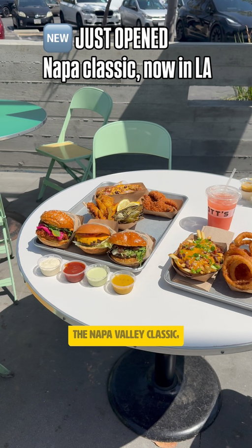 Worth the drive. 🚗 

📍 Gott’s Roadside opened at the LA Farmers Market
🗺️ 3rd & Fairfax

👇 Onion rings or the shake? Go.

📌 Save for your next market run.