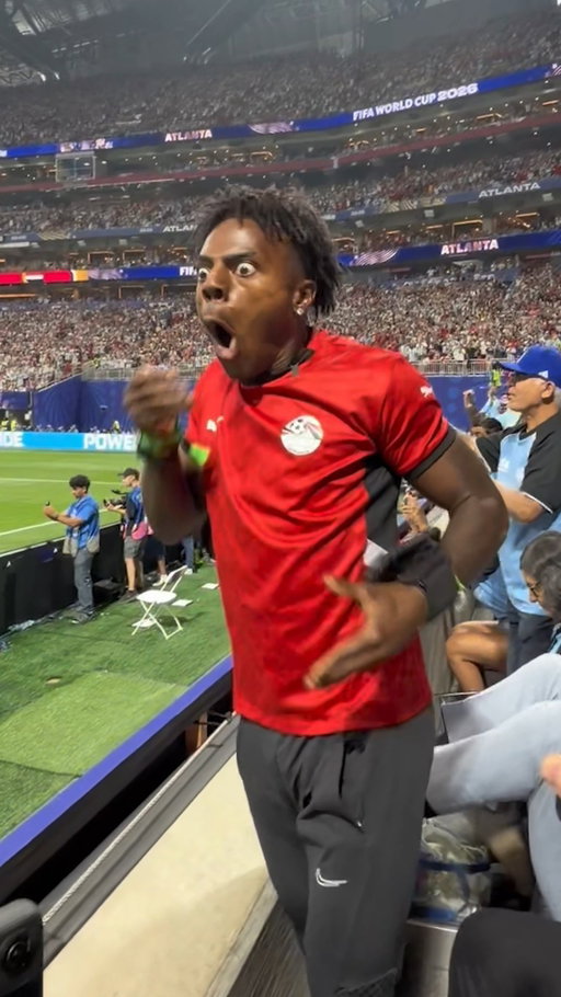I DISTRACTED MESSI 🤣🤣