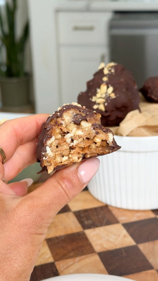your next late night sweet & salty snack sorted! 🤫

andddd made a little more wholesome ;) all you need is peanut butter, peanuts, maple syrup, chocolate chips, and @snackish potato chips - these aren’t your average chips. They’ve secretlyyyyy got some protein (from potato protein) & fiber, made with avocado oil, & they’re superrrrr crunchy!

You guys need to try! (find them at target!) ➡️ comment LINK & I’ll send you some of my other favorite no bake treats!

Here’s what you need:
1 cup crushed @snackish salt kissed potato chips
1/2 c peanut butter
1/4 c maple syrup
1/2 cup chopped peanuts
3/4 cup chocolate chips
1/2 tbsp coconut oil

Mix together the peanut butter and maple syrup. Stir in the chopped peanuts and potato chips. Drop by spoonfuls or using a cookie scoop, onto a parchment lined baking sheet. Freeze for a few hours until completely firm. Melt the chocolate and oil together until smooth. Dip each ball and return to the baking sheet. I like to top with flakey sea salt and crushed peanuts. Place back in the freezer for another 30 mins or so until the chocolate is firm. Then move to an air-tight container. Store in the freezer!

#snackishpartner

#nobakedessert #healthytreat #sweetandsalty #glutenfreedessert