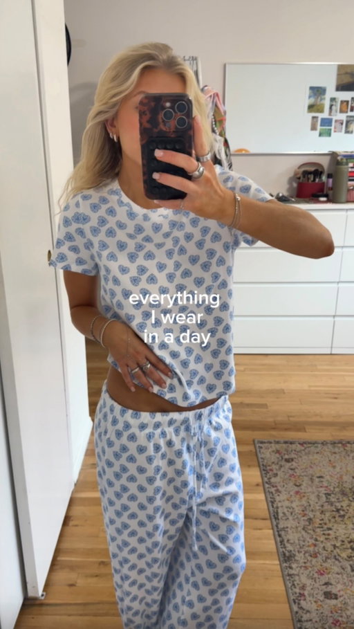 And there’s usually a gym outfit too but the rain got the best of me… Comment LINKS if you’d like them 
#whatiworetoday #rainydayoutfit
