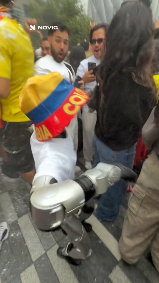 colombian fans 🇨🇴 going crazy after a goal @novig #bart #robot #colombia #worldcup #nyc