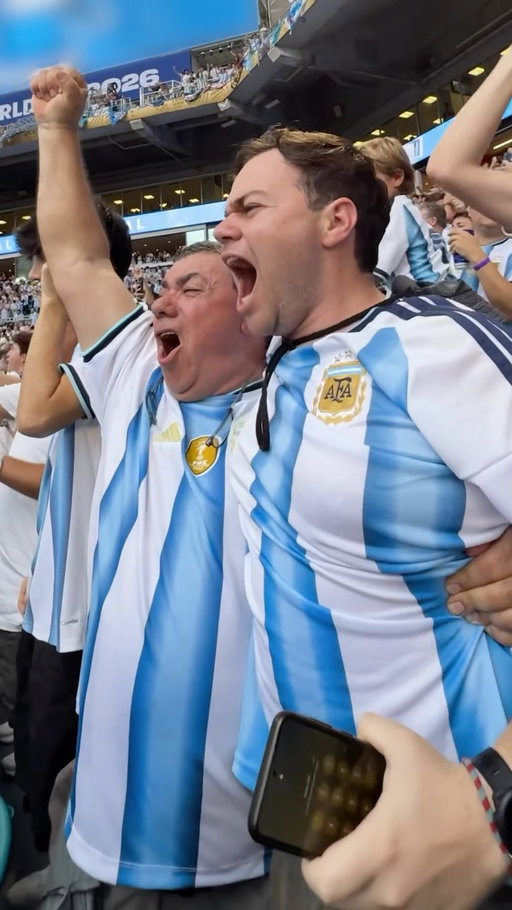 holding back tears watching them at the game together 🥹

#laalbiceleste #vamosargentina #argentina #messi