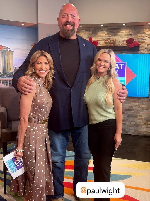 I’m not short, @paulwight is just tall. 😉 

What a great guy. So funny, kind - and you can tell he loves what he does. 

Have fun with those surprises at AEW Dynamite: Beach Break! 

#PaulWight #AEW #BeachBreak