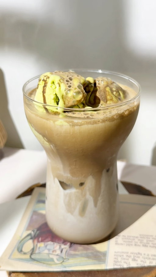 Affogato but let’s make it Avocado Hojicha! 🥑🍨 gosh it tastes like dirty ice cream that I really loved from childhood! it’s nutty, smooth and the avocado ice cream really makes it creamy 😋

#hojicha #matcha #homecafe #cafe #recipe 
drink / matcha latte / hojicha latte / homebody / homecafe / aesthetic/ home cafe / home cafe moments / home cafe barista / drinks / drink diary / cozy