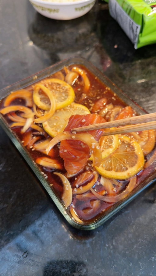 Korean marinated salmon @farahjeats 

One of my favorite ways to enjoy raw salmon! 🤤 

Marinade:
1/2 cup light soy sauce
1/4 cup water
1/2 tbsp sesame oil
2 tbsp sugar
1-2 tbsp honey
*Bring to a gentle simmer, stir until well combined and immediately turn off heat. Pour over salmon once it’s cooled down.

#asianfood #easyrecipe #foodie