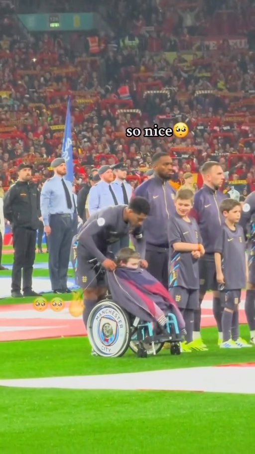 #WBW in 2024, During a rainy international friendly match between England and Belgium at Wembley Stadium, Bellingham noticed the child was shivering in the cold rain, so the British star took off his training jacket and wrapped it around the young mascot’s shoulders to shield him from the elements. 🥹