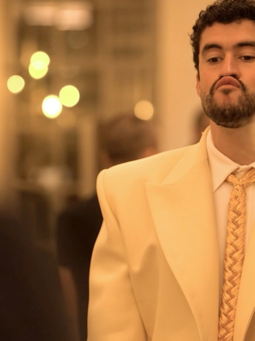 MáS BENITO

Haute Couture fittings with @BadBunnyPR ahead of the Schiaparelli Fall/Winter 2026-2027 show. 

Benito wears a custom black and gold threaded "braid" tie, on a white silk shirt and a butter cream double-breasted peak lapel wool and silk suit with matching wide legged trousers. The suit is embellished with bespoke bijoux buttons and lapel pins with the House’s signature Keyhole and Eye details. Styled a glossy black mock croc leather cowboy belt with the signature Anatomy buckle and black leather custom cowboy boots.

📹: @christophe_tiphaine 

#Schiaparelli #BadBunny
