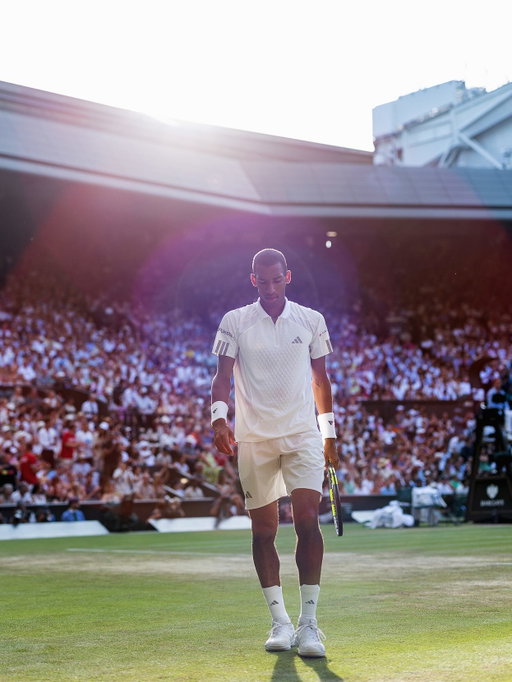 In the process of trying to digest this loss, I find myself using it as fuel to bring myself back to moments like this again. The greatest improvements I can make will come from competing in matches like this, experiencing emotions like this and learning from them until I eventually come out on the other side. 💪🏽🙏🏽

📸: # 1,4,9 @atptour | # 2,6,8 Matthias Hangst | # 3,7 Cameron Spencer | # 5 Henry Nicholls