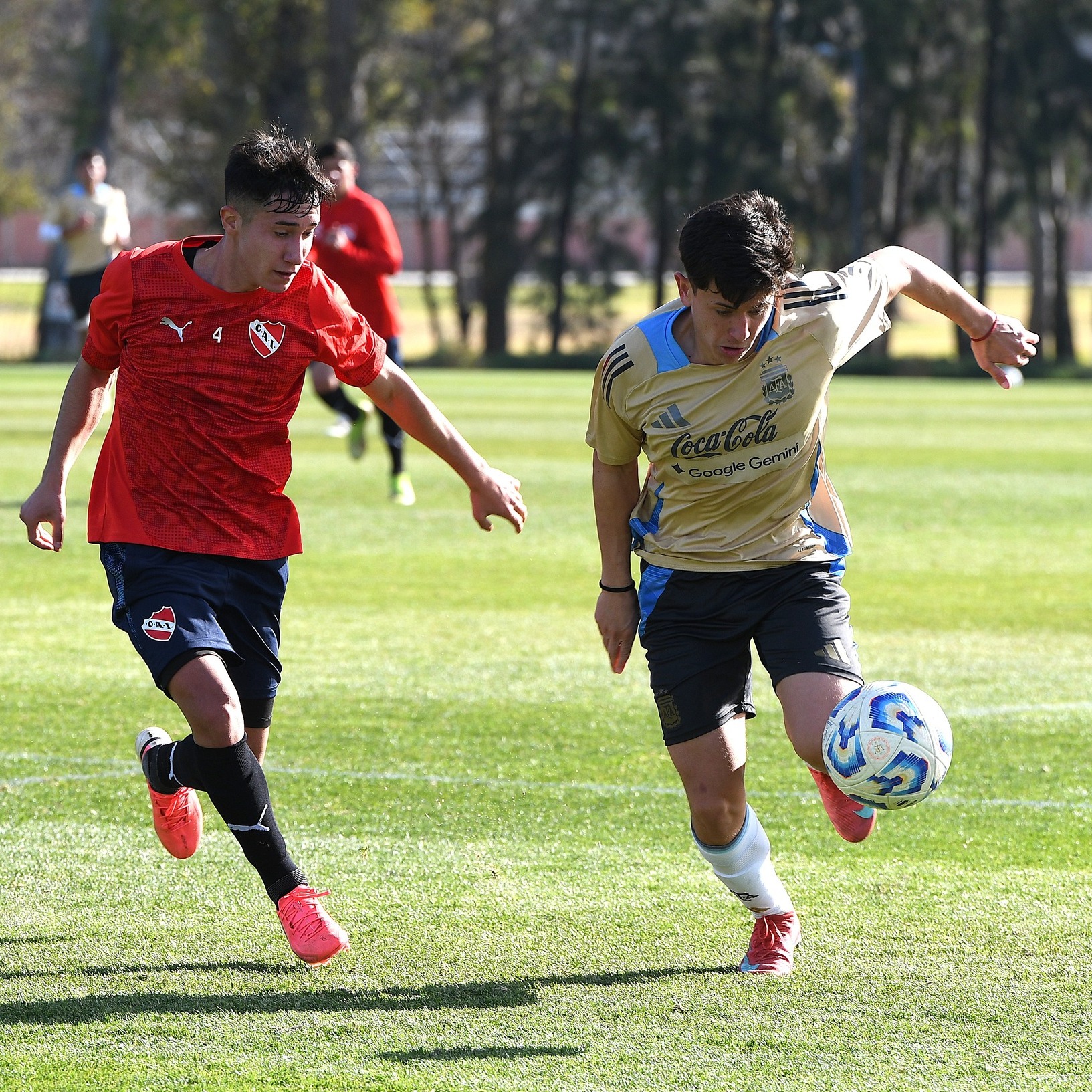 #Sub17 La preselección nacional, orientada por Diego Placente, enfrentó a la Reserva del Club Atlético Independiente.

😍 Jornada con visita de lujo: Francisco Ferraro, técnico campeón del mundo Sub 20 dirigiendo a Lionel Messi, allá por 2005, visitó el entrenamiento.

✔ De esta forma, se cierra un nuevo microciclo para el Juvenil que tiene como objetivo principal el Mundial que se disputará en Qatar desde el 19 de noviembre al 13 de diciembre.

🔥 ¡Gran jornada en el Predio Lionel Andrés Messi! 🙌