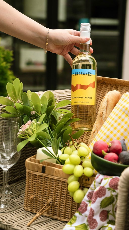 Send this to someone you’re making picnic plans with 🧺 And why not pack a perfectly chilled & refreshing Sauvignon Blanc?! 

Shop our Sauvignon Blanc at Wine Rack, LCBO, and online through the link in our bio. 

#sandbankswinery #princeedwardcountywine #winelife #wineoftheday #canadianmade