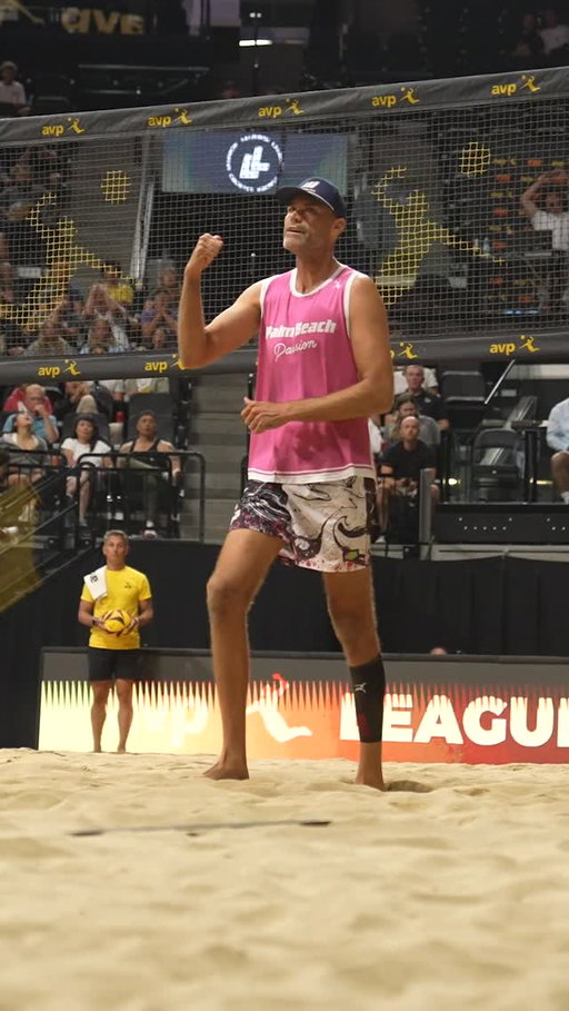 Read it. Roofed it. 🧱💥
Phil Dalhausser comes up with the monster block during AVP League Los Angeles 2025.