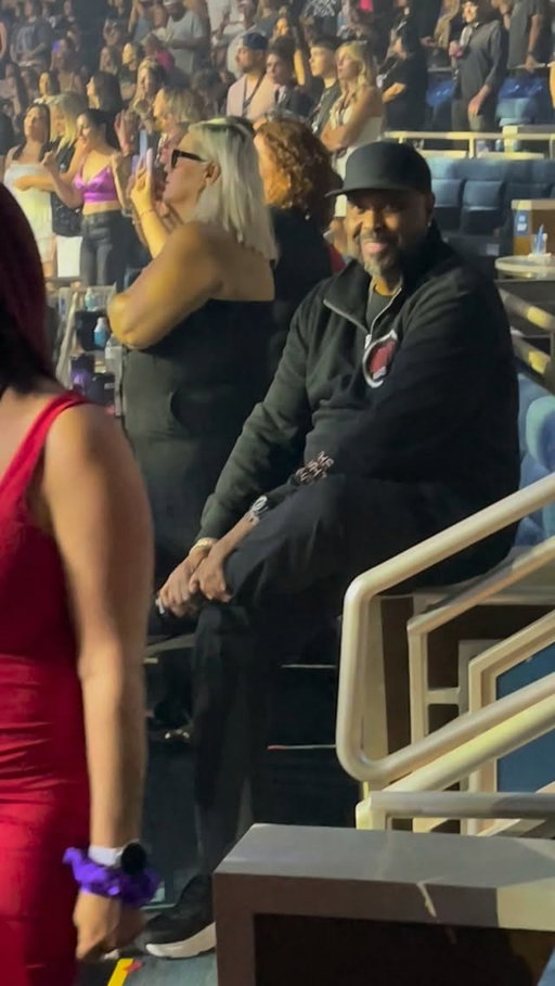 Some security guards keep the crowd in line…Poor Earl never thought he’d have to tolerate our nonsense 🤣💋 

👏🏽🫶🏼 to the big guy for always keeping everyone safe! 

#security #nkotb #concert