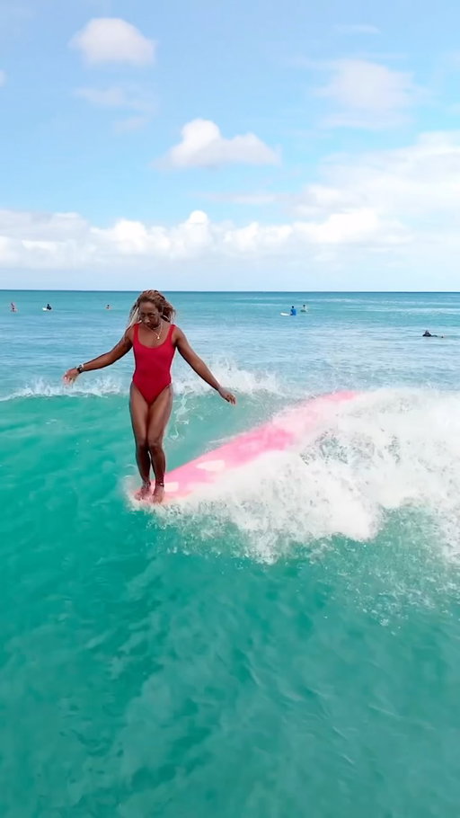 A few waves from the other morning ❤️🩷 @nikeswim 
.
.
🎥: @surfvideobyoscar 
Riding 9’3 @tzahui_surfboards 
.
.
#surfergirlstyle #surfvideo #waikiki #hawaiistagram #waves