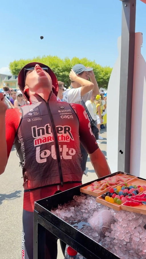 🐊 Rien de mieux qu’un petit coup de boost avant le départ ! Pour les coureurs mais aussi les spectateurs, n’est-ce pas @babouv 😛

#TDF2026 | @haribofr_officiel