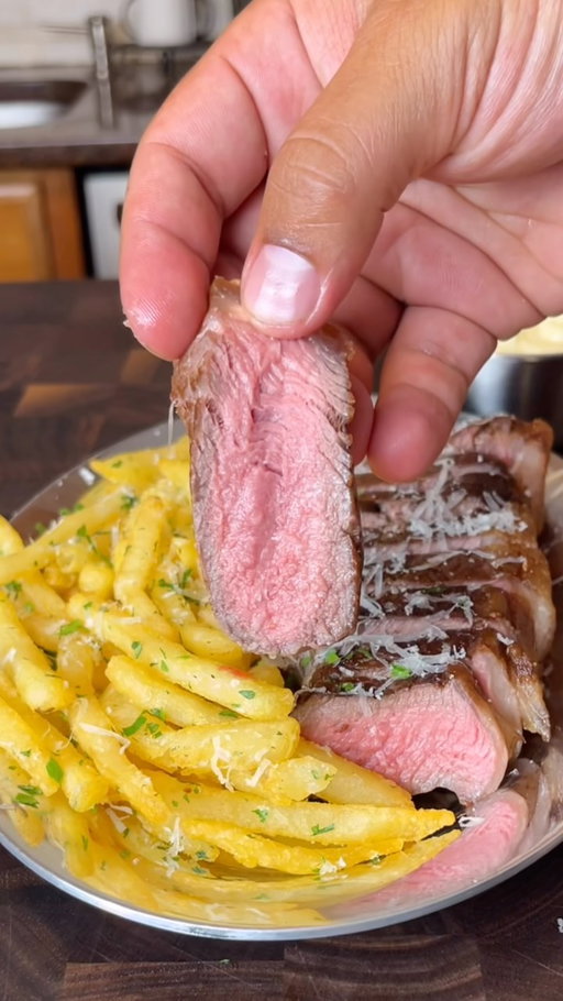 Truffle Steak Frites 

This one is boujee on a budget

Juicy steak and truffle fench fries dipped in truffle aioli. Doesn’t get much better than that 

Ingredients: 

- NY Strip Steak 
- French Fries 
- Parsley 
- Parmesan cheese 
- @sauce Truffle oil 
- @sauce Truffle aioli
