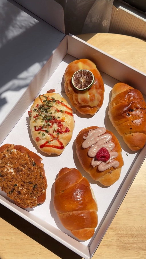 NEW Salt Bread in Bellevue! 🥖🧸

@honeyme_bakery is now serving Salt Bread (塩パン). 🤎 Available in 10 flavors from sweet to savory. ✨ I tried a variety of flavors and my favorites were the Creme Brûlée and Pork Floss!! ☺️ Which flavors are you trying? 

Featured Flavors: 
🤎 Classic Sea Salt Roll
🥖 Ham & Cheese
🧈Garlic Scallion Butter
🍋 Lemon Curd
✨Pork Floss & Seaweed 
🍓Strawberry Cream Cheese

Share this with someone for your next cafe date 🫶🏼

HoneyMe Bakery & Cafe
📍1805 136th Pl NE 104, Bellevue, WA 98005

Thank you @honeyme_bakery for inviting me 🤎

#saltbread #seattlefood #seattlecafe #seattlecoffee #cafehopping