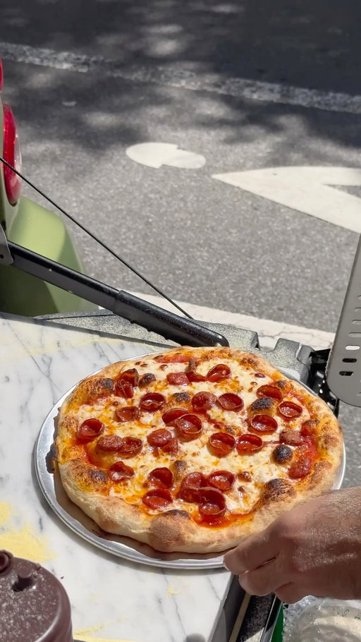 Pizza made inside of a car 🤯 @pizzapodnyc 
•
#nychiddengem #nycpizza #pizzamadeinacar #pizzapodnyc