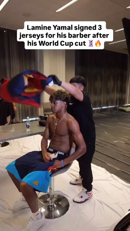 Lamine Yamal taking care of his barber 🤝💯

(Via @nd.bryan) 

#futbol #soccer #worldcup #haircut #yamal