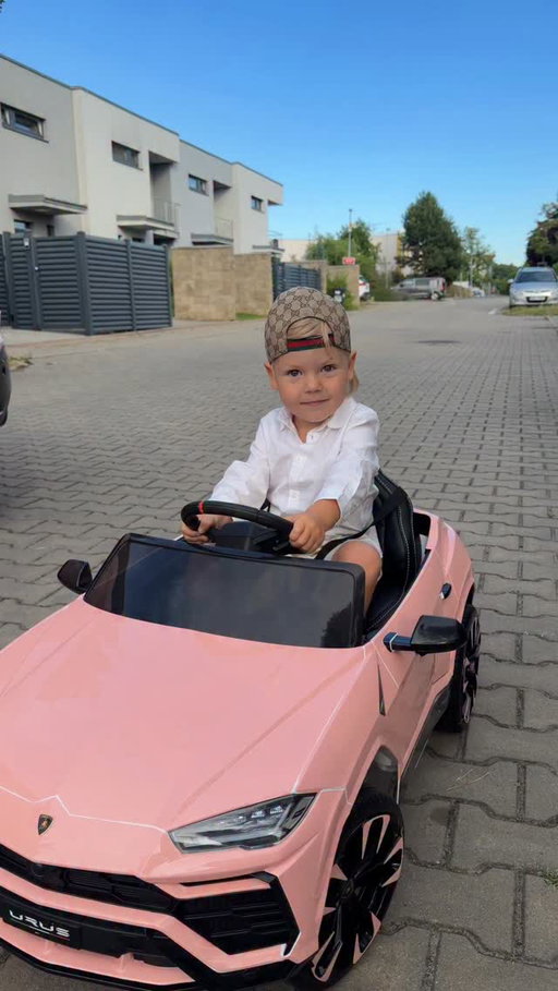Jeden růžový Urus nestačil..🤷🏼‍♀️🤣♥️ #meandminime #pinkurus #nadruhou #matchymatchy