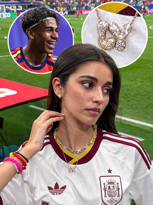 𝐂𝐎𝐔𝐏𝐋𝐄 𝐆𝐎𝐀𝐋𝐒 𝐀𝐓 𝐈𝐓𝐒 𝐅𝐈𝐍𝐄𝐒𝐓 ♥️

Lamine Yamal's girlfriend has been spotted wearing two meaningful necklaces. One features the initials "LY", while the other has the numbers 10, 19, 27 and 41 — every shirt number Lamine has worn throughout his career so far 🥺

Meanwhile, Lamine also arrived at the World Cup wearing two eye-catching chains himself: one inspired by his iconic 304 celebration and one with a Batman logo 😮‍💨