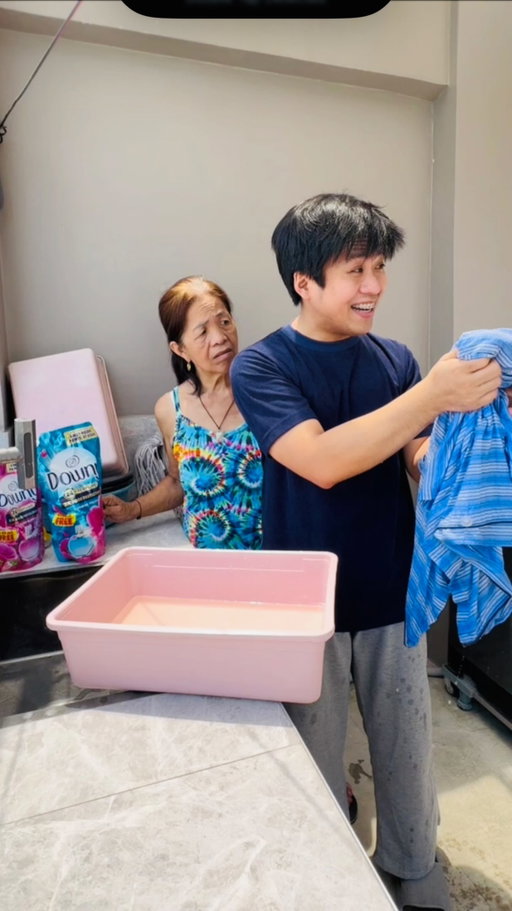Parang may gustong maki-amoy ng labada ko #theAguinaldos #AmoyDowny #DownyPH @downyphilippines #ad