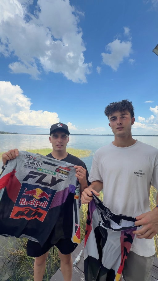 Celebrate our second race in the US, give away 2 complete riding gear sets! 🇺🇸🏁

✅ Follow @sachacoenen79 , @lucascoenen96 & @coenenbrothersworld 
 ✅ Tag one friend in the comments

📅 Ends Saturday 11 July 🎉 Winners announced after Southwick race

Good luck ! 🐊