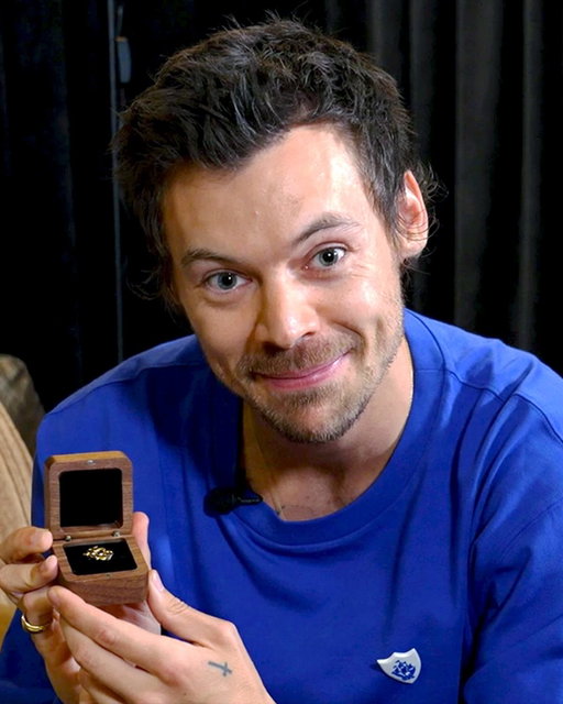 We’ve got a ⭐ Golden ⭐ feeling about this one!

Huge congratulations to Harry Styles on receiving a Gold Blue Peter Badge.

Watch the moment on Blue Peter, produced by BBC Studios, Friday at 5pm on CBBC and iPlayer.

#HarryStyles #BluePeter #Golden #MadeByBBCStudios @harrystyles @shini.m