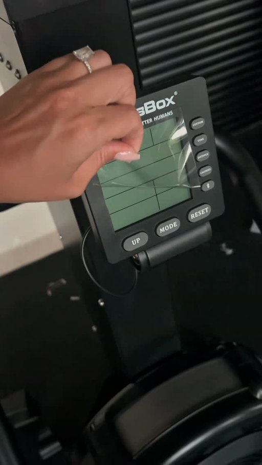 Ordered a new gym machine without telling mr fiance 🫢😬
He gladly carried it up the elevator and put it together with me 🥹 even though he probably thought it was unnecessary haha, such a supporter 🩷
Ski machine from @kingsbox_equipment = HYROX here I come🤩

#hyrox #homegym #kingsbox #momlife #postpartum
