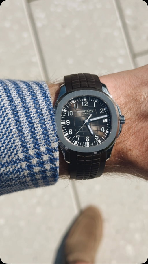 No smart watches here. Threw the Patek Aquanaut 5167a on the brown factory strap for the rose gold version, and absolutely love it. The subtle chocolate brown strap really brings out just how much brown is in the stainless steel models dial. #patek #patekaquanaut