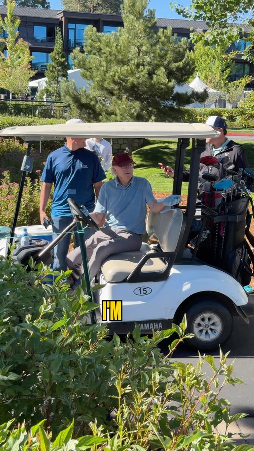 The always sarcastic Larry David runs a tight ship with @docrivers on the golf course! 🤣